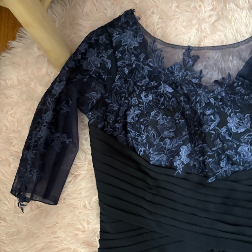 Elegant Navy Blue Gown with Lace Detail Sz 16 Mother of the Bride Floral Maxi - Picture 5 of 11